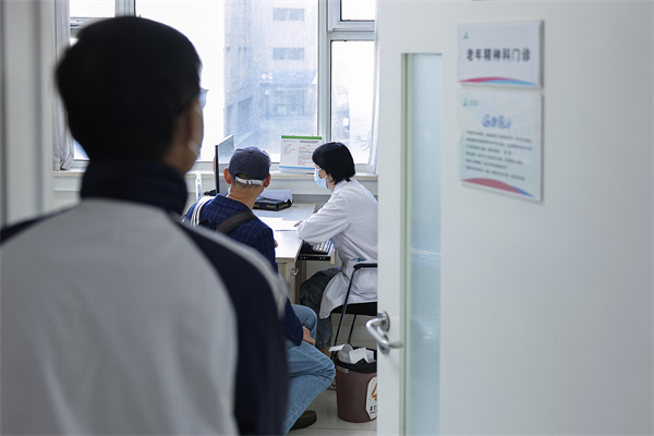 10月10日，医护人员在北京安定医院门诊诊室内接诊。 新华社记者 张玉薇 摄.jpg